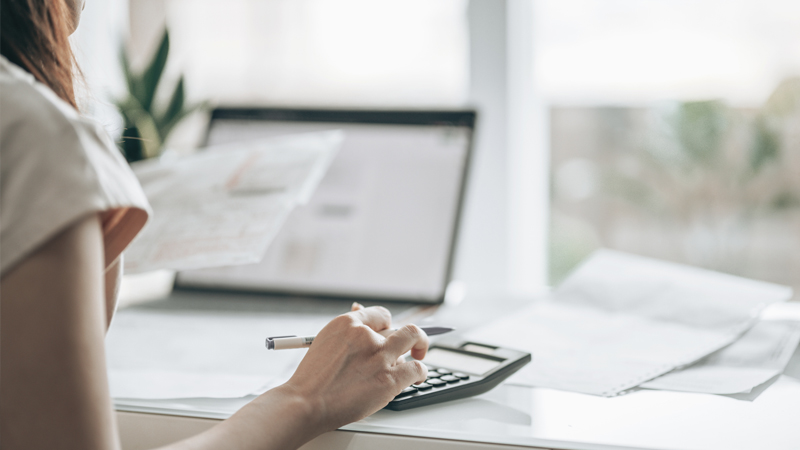 Vrouw berekent belastingen online